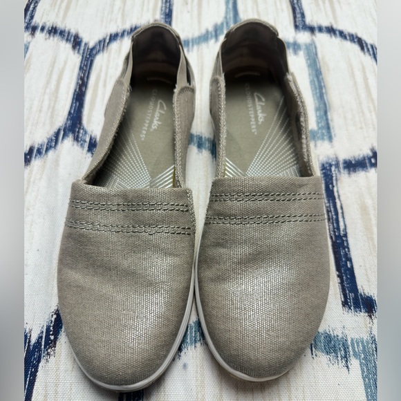 Clarks Women’s Size 8 Taupe Canvas Slip-On Shoes | Comfort Casual Sneakers - Picture 2 of 7